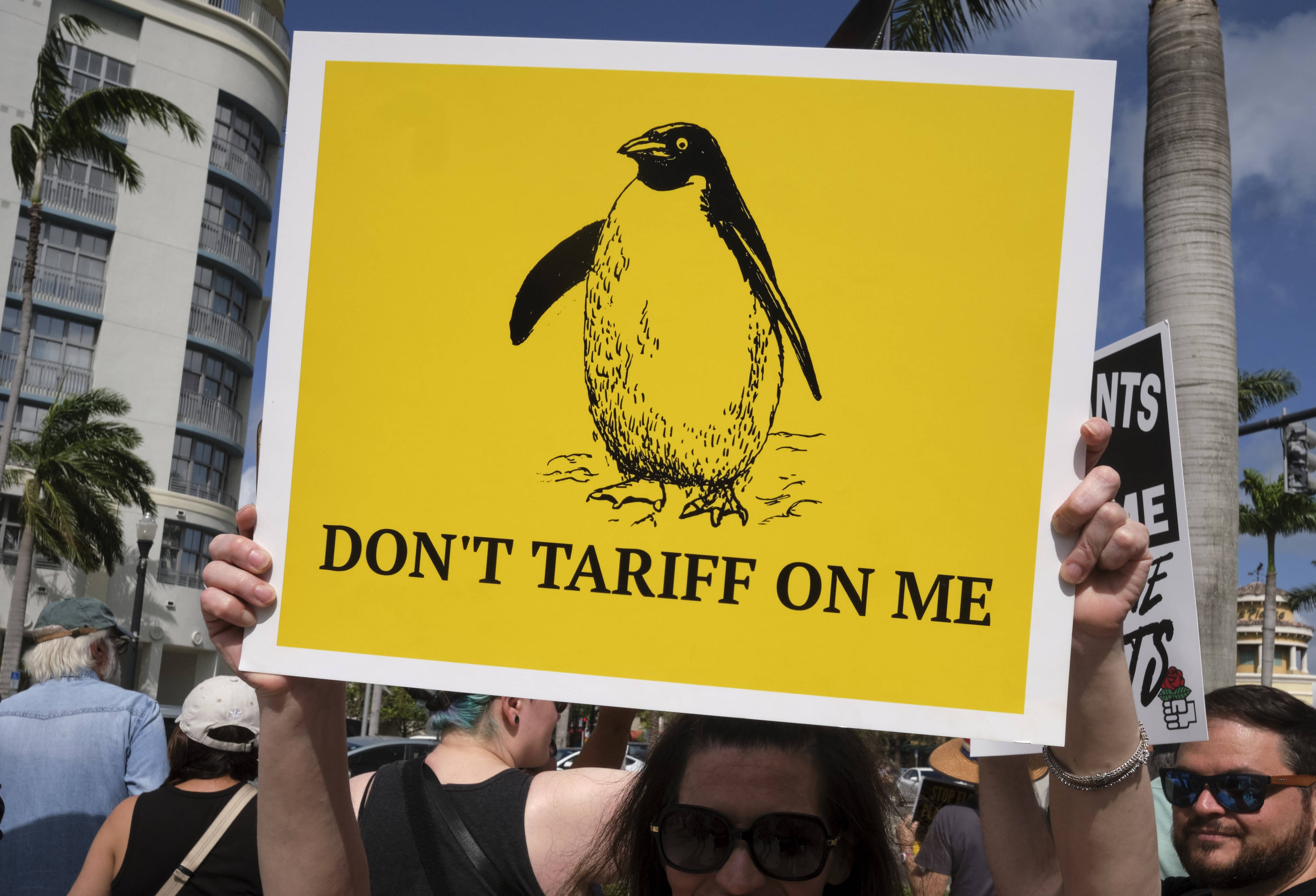 Am 5. April protestierten Menschen in Florida gegen Trumps Zoll-Politik – die auch Pinguine betrifft.