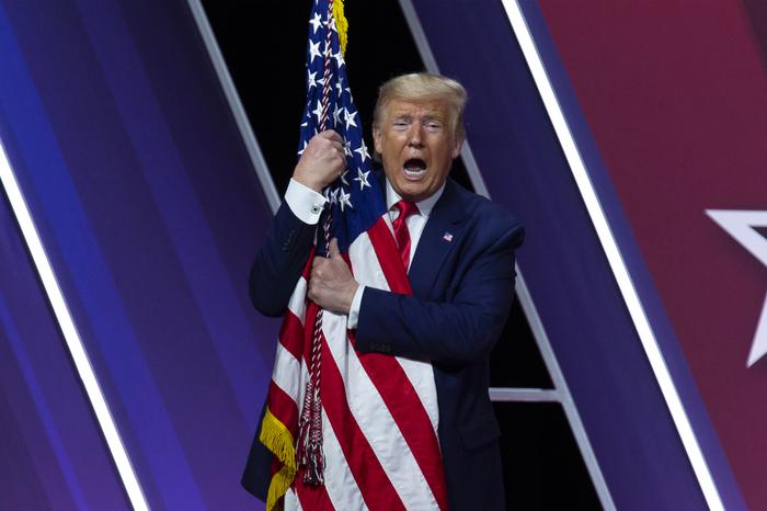 Donald Trump mit Amerika-Fahne