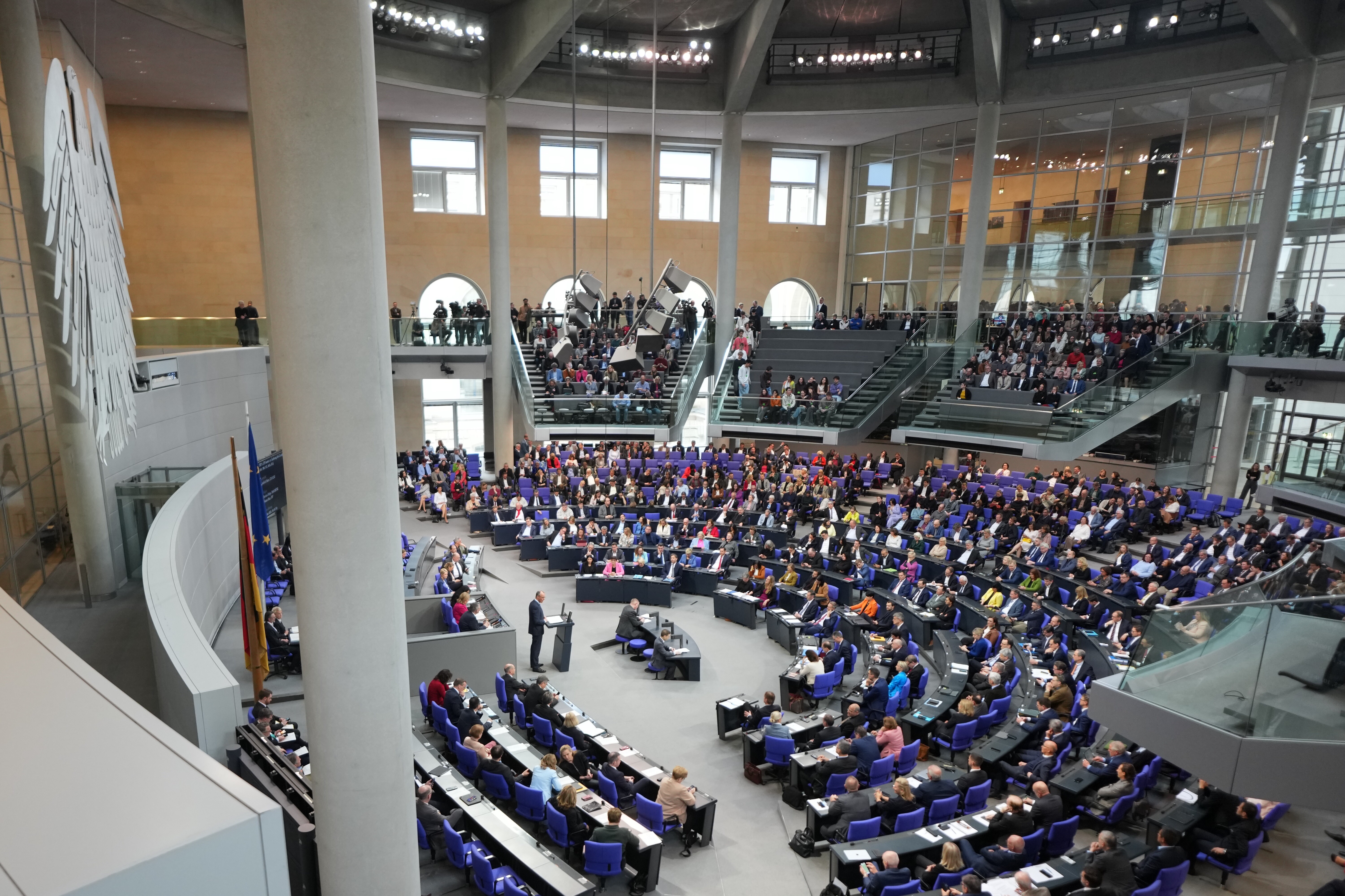 Friedrich Merz spricht vor dem versammelten Bundestag, 13.03.25